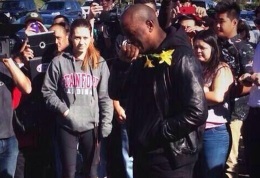 Tyrese Gibson lloró en el lugar del accidente de Paul Walker y dejó una ofrenda floral.